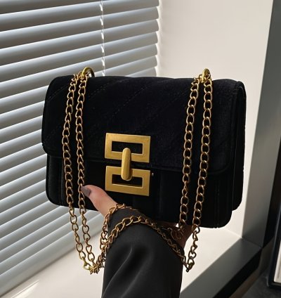 黑色
